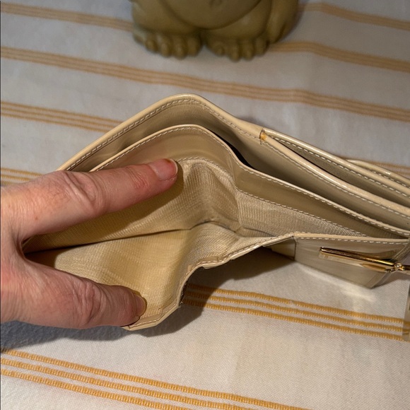 Gucci tan patent leather wallet with Gold Clasp - Picture 9 of 12